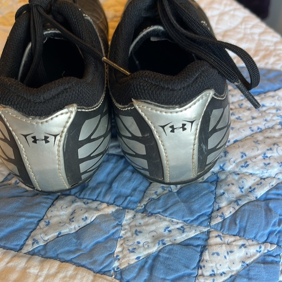 Kids Under Armour Soccer Cleats USED - Picture 5 of 9